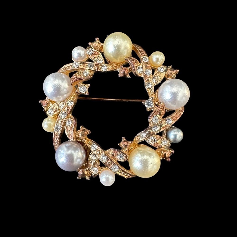 Vintage Multicolor Pearl and Rhinestone Antique Gold Tone Wreath Brooch